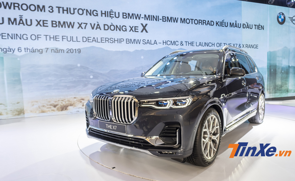 Nổi bật ở phần đầu xe chính là lưới tản nhiệt hình quả thận đặc trưng của BMW nhưng đã được tái thiết kế lại với kích thước lớn hơn rất nhiều. Thêm vào đó, tại vị trí đầu xe còn được trang bị radar cảm biến va chạm trước cùng với những đường nét mạ crôm tạo điểm nhấn cho mẫu xe này.