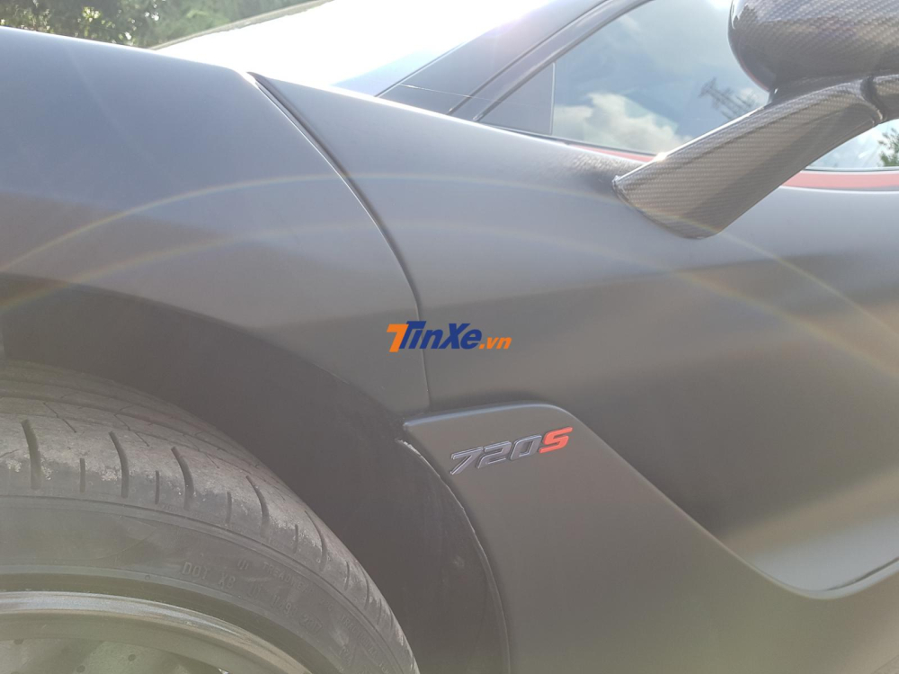 Bên hông xe có logo 720S