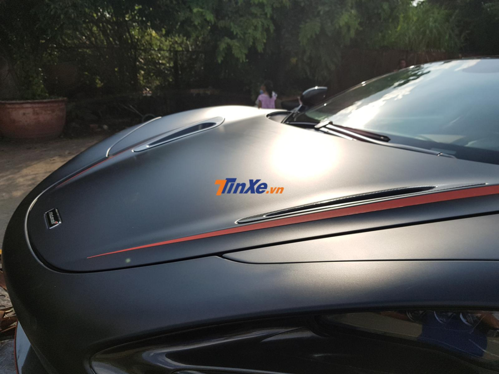Nắp capô của chiếc McLaren 720S này có thêm 2 sọc màu đỏ