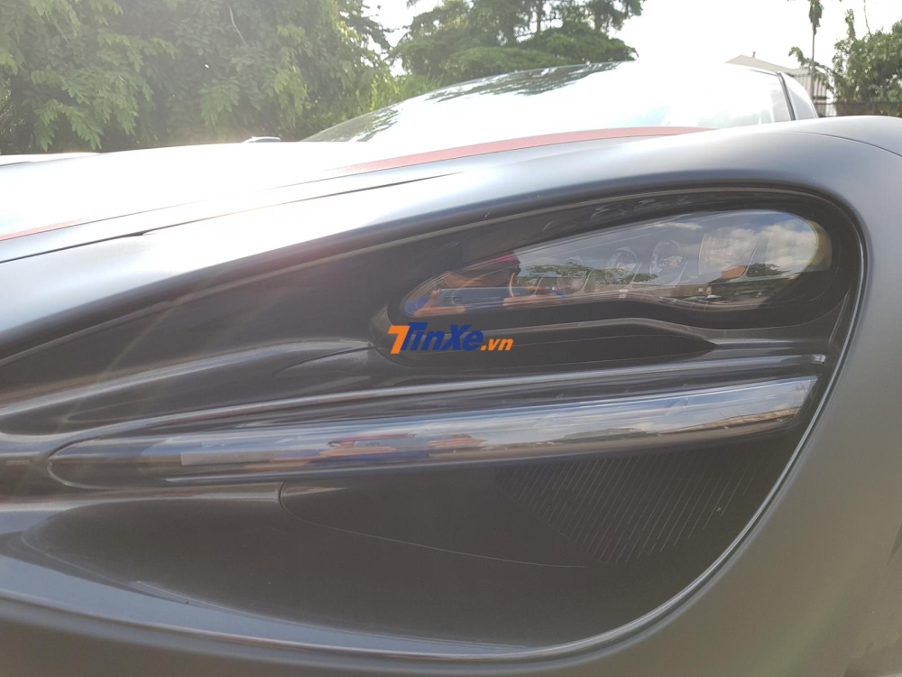 Đèn pha LED thiết kế rất đẹp mắt trên McLaren 720S. Phía dưới là hốc gió làm mát