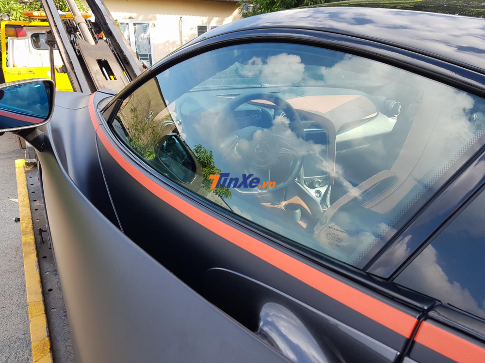 Đường sọc màu đỏ chạy dài bên hông xe ra đến đuôi xe