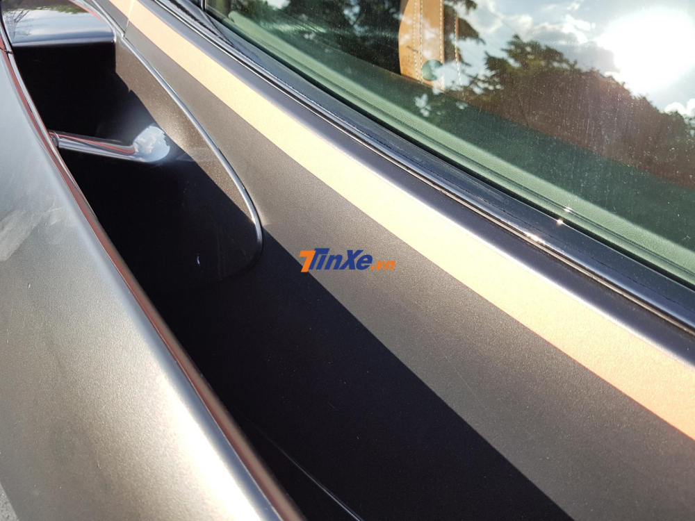 Hốc gió bên hông cửa cũng được thợ Việt dán đề-can đen nhám khá cẩn thận