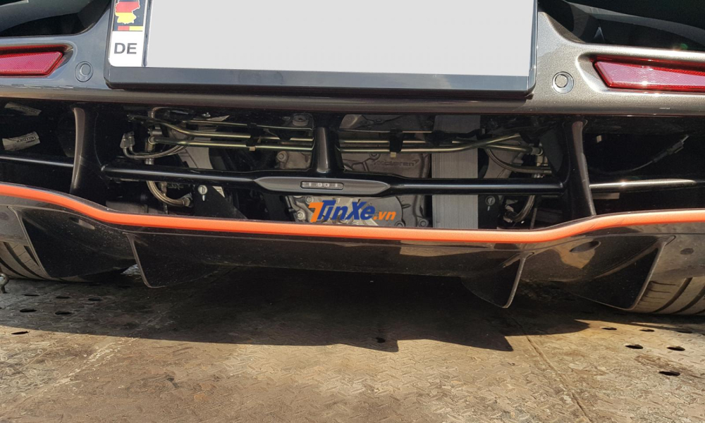 Và cho đến cản va sau cũng dán đề-can màu đỏ tạo điểm nhấn