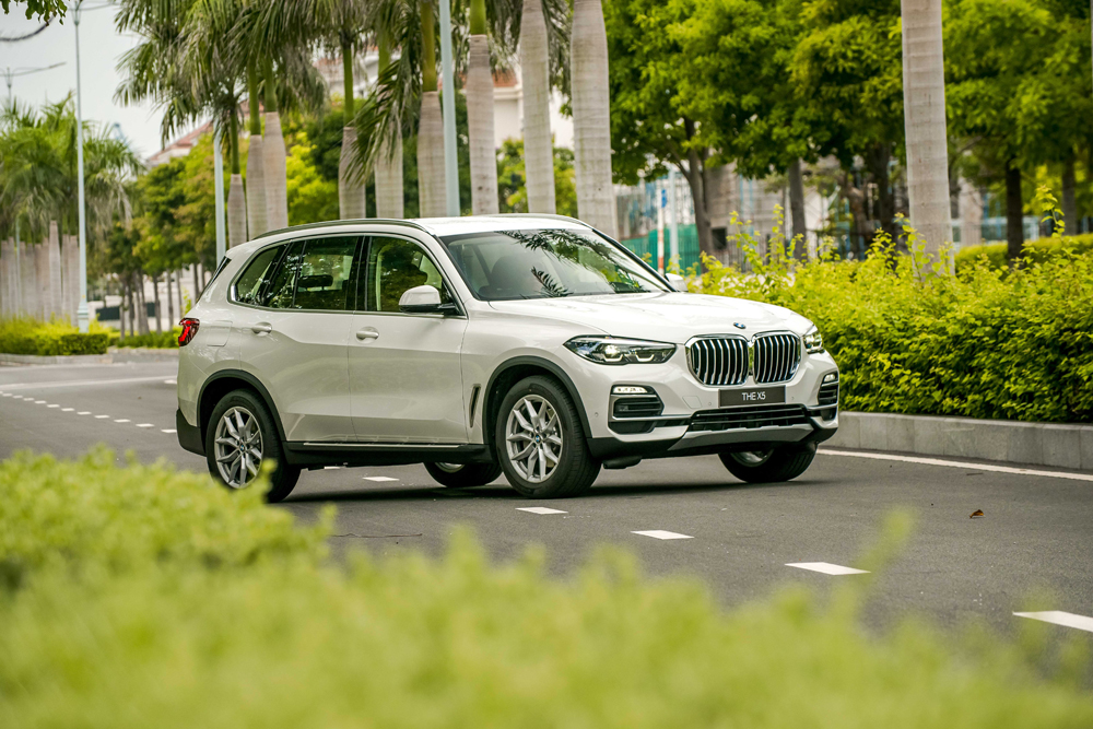 Gói trang bị xLine làm nổi bật một cách rõ ràng nhất những đặc tính off-road mà Tập đoàn BMW muốn nhấn mạnh trên mẫu xe X5 hoàn toàn mới. Với xLine, các thanh chi tiết bên trong hệ thống lưới tản nhiệt đều được ốp nhôm, thanh chắn bảo vệ ở cản trước, baga mui, cũng như viền các cửa sổ ở hai bên đều 