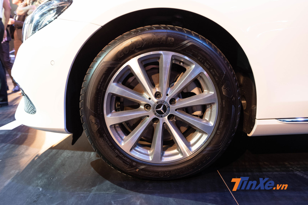 Phiên bản E 200 tiêu chuẩn chỉ có mâm hợp kim 10 chấu kích thước 17 inch Phiên bản E 200 tiêu chuẩn chỉ có mâm hợp kim 10 chấu kích thước 17 inch