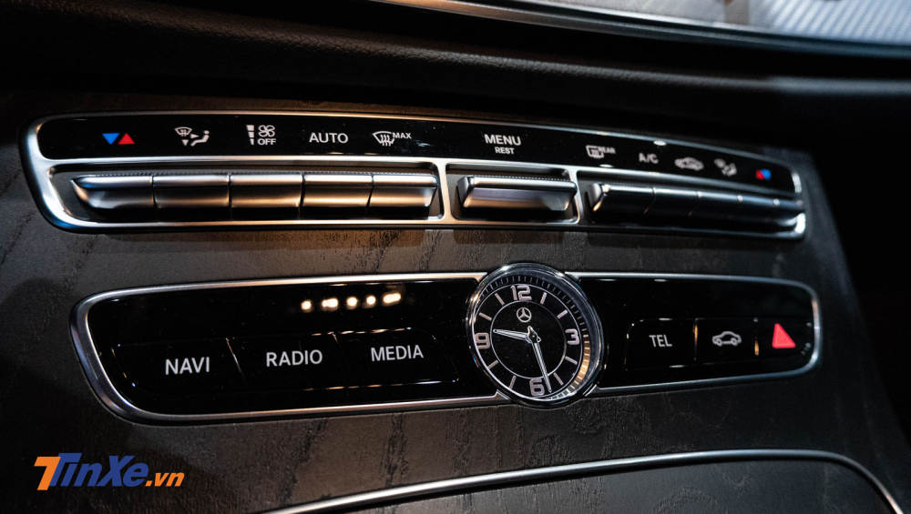 Chất liệu gỗ trên cụm điều khiển trung tâm của bản E 200 Sport là loại gỗ open-pore cao cấp Chất liệu gỗ trên cụm điều khiển trung tâm của bản E 200 Sport là loại gỗ open-pore cao cấp