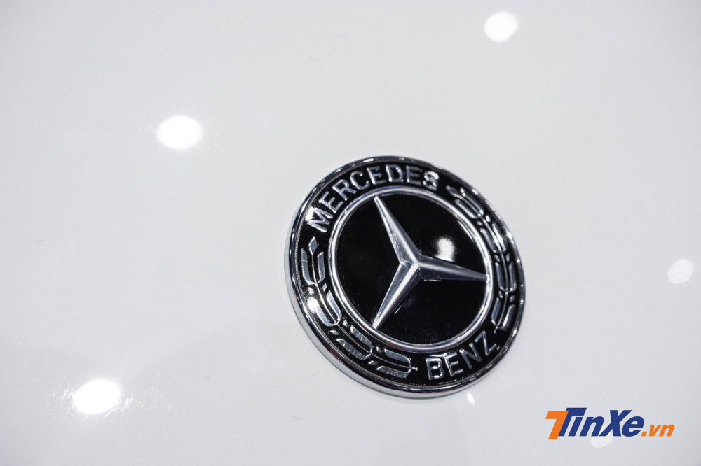 Logo dạng chìm có thiết kế bắt mắt hơn trên E 200 Sport 2019 Logo dạng chìm có thiết kế bắt mắt hơn trên E 200 Sport 2019