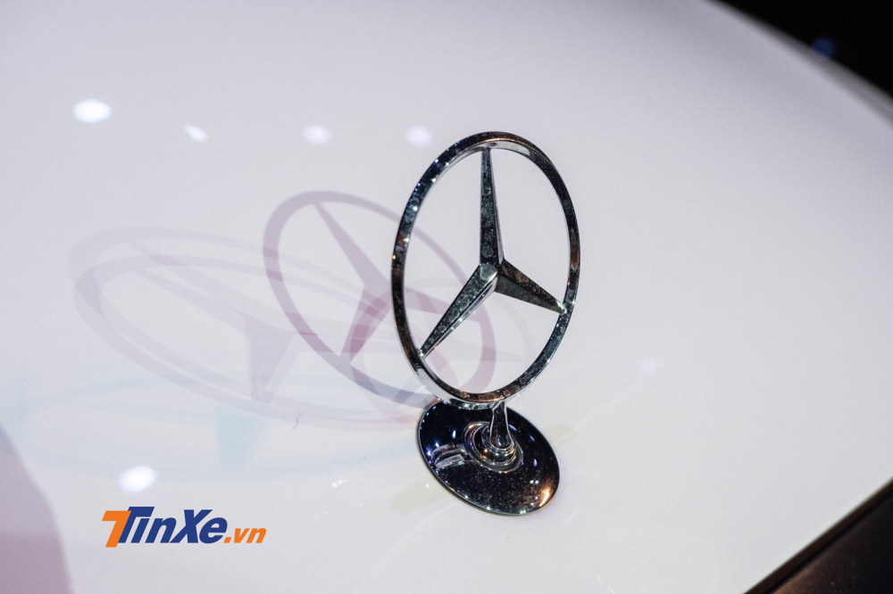 Logo dạng nổi trên E 200 Logo dạng nổi trên E 200