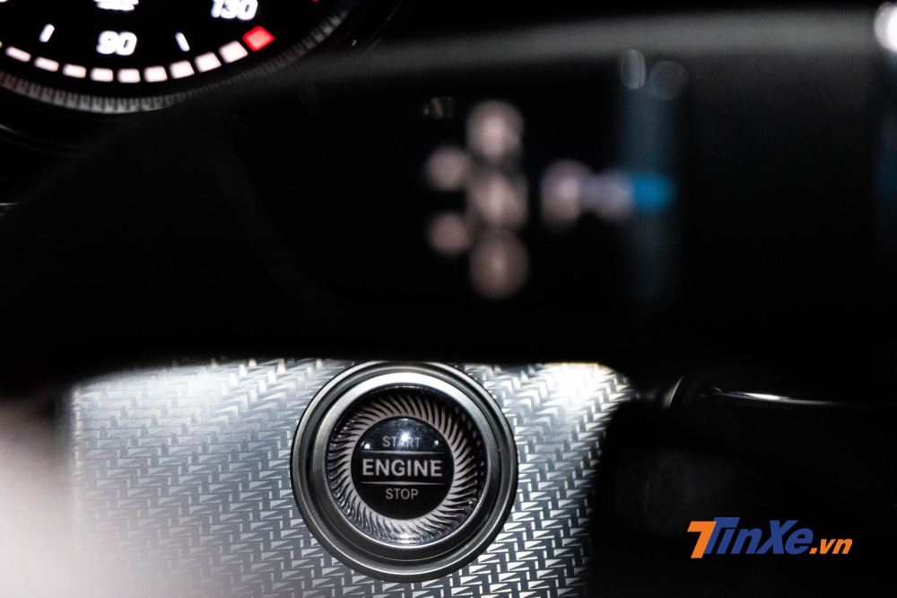 Ốp nhôm vân Carbon không xuất hiện trên bản E 200 tiêu chuẩn Ốp nhôm vân Carbon không xuất hiện trên bản E 200 tiêu chuẩn