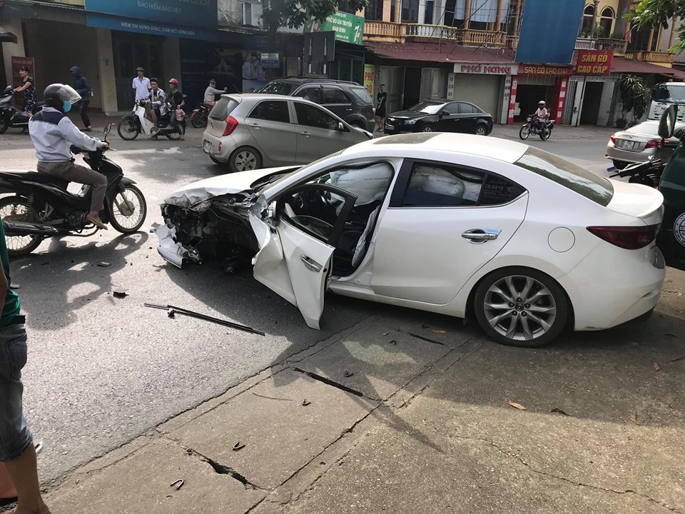 Túi khí bên trong chiếc Mazda3 bung ra