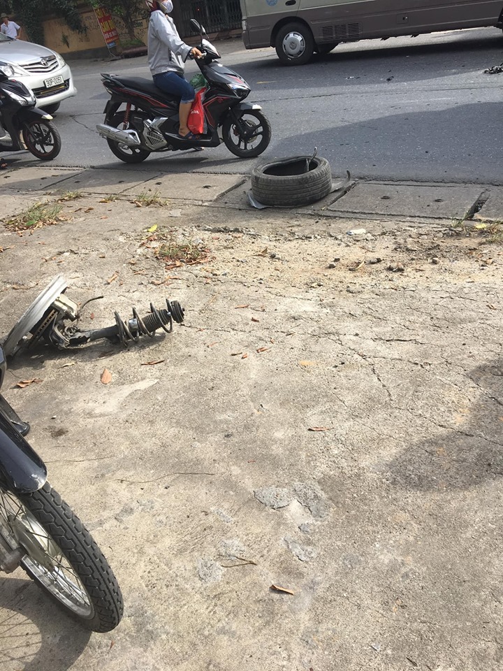 Lốp và vành của bánh trước văng ra từ chiếc Mazda3