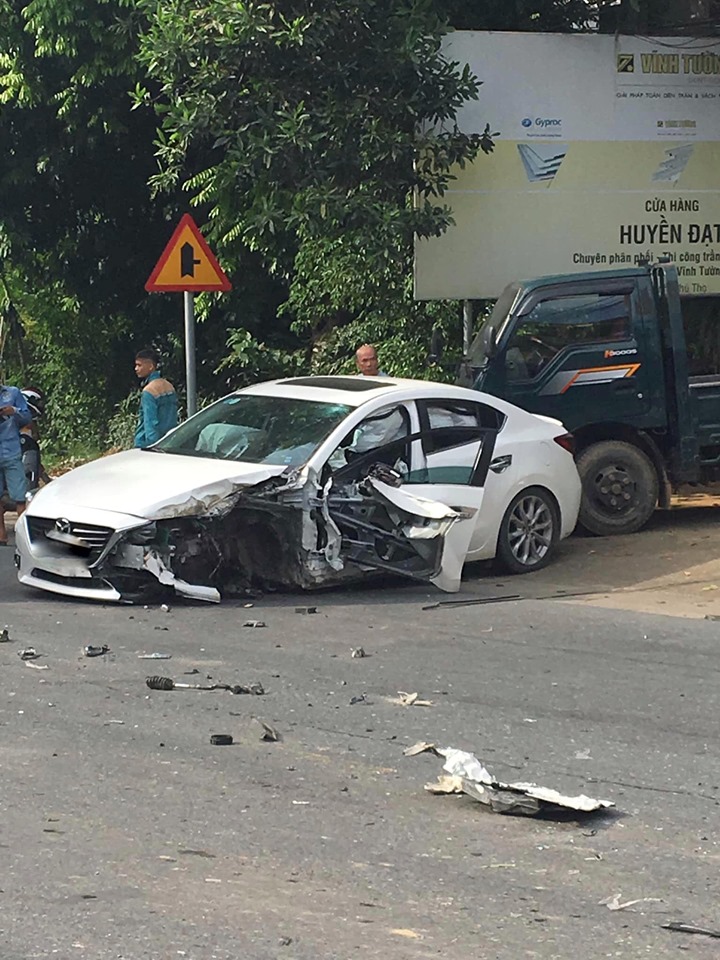 Chiếc Mazda3 tại hiện trường vụ tai nạn