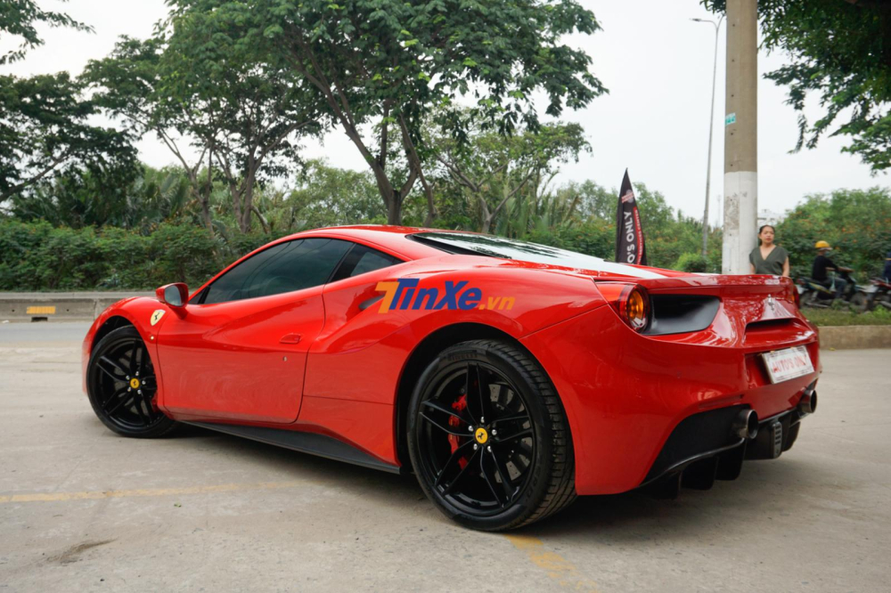 Toàn bộ dàn áo hư hỏng, khung chịu lực chiếc siêu xe Ferrari 488 GTB của Tuấn Hưng đều thay mới