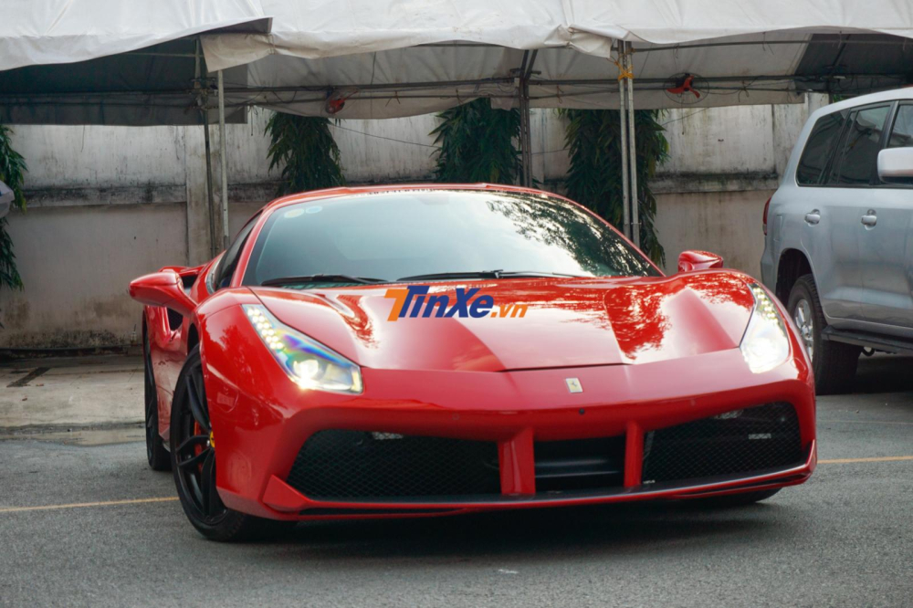 Siêu xe Ferrari 488 GTB được giao đến một chung cư tại quận 4 cho Tuấn Hưng trong chiều ngày 13/7/2019