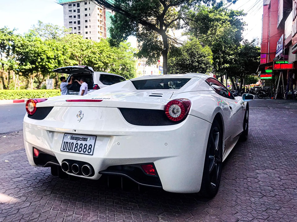 Ferrari 458 Spider màu trắng mang biển tứ quý 8 của nước bạn Lào