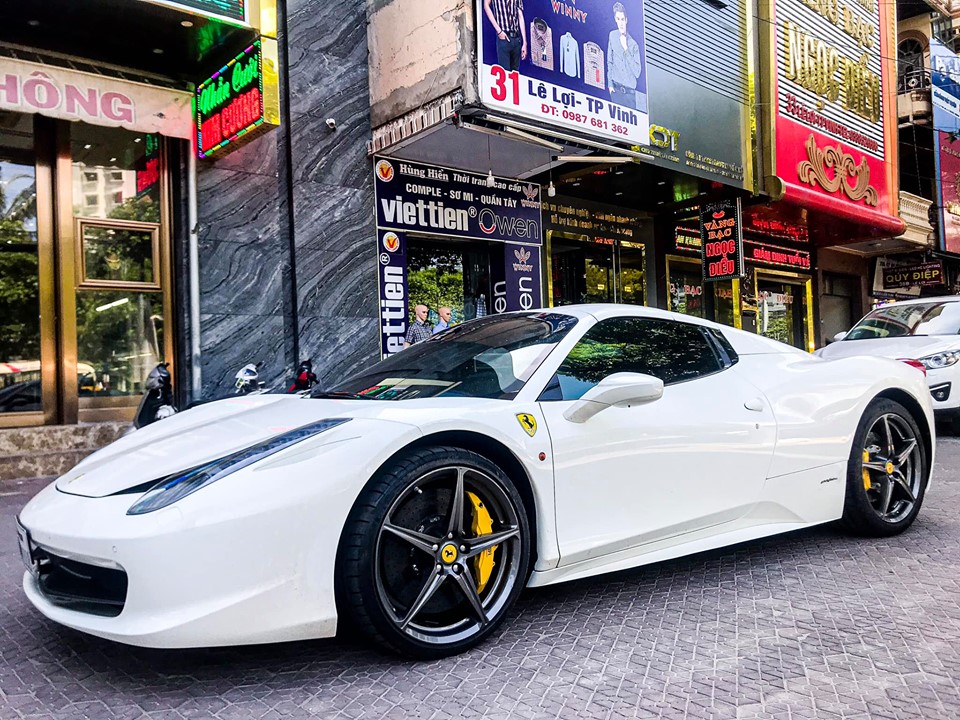 Bạch mã Ferrari 458 Spider mới xuất hiện ở Nghệ An