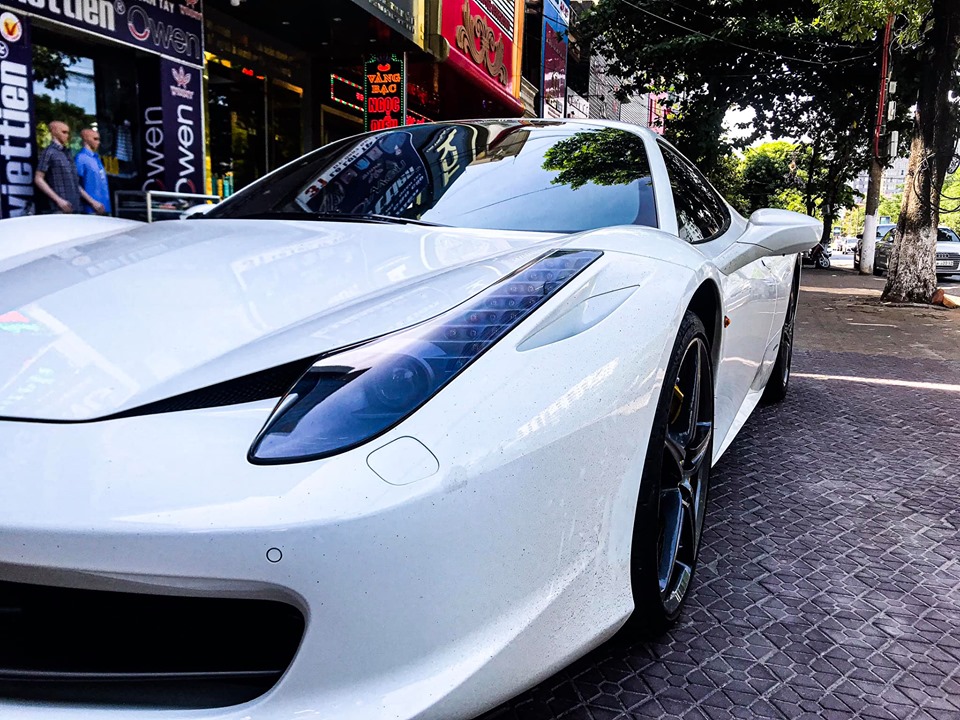 Hiện đây là chiếc siêu xe Ferrari 458 Spider thứ 2 có mặt tại Việt Nam