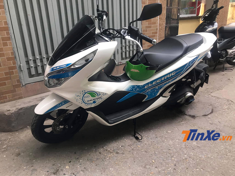 Honda PCX Electric là mẫu xe điện mang kiểu dáng xe ga của Honda Việt Nam. Nếu được ra mắt chính thức, mẫu xe này sẽ đối đầu với Vespa Elettrica và VinFast Klara ở phân khúc xe điện cao cấp. Honda PCX Electric là mẫu xe điện mang kiểu dáng xe ga của Honda Việt Nam. Nếu được ra mắt chính thức, mẫu xe này sẽ đối đầu với Vespa Elettrica và VinFast Klara ở phân khúc xe điện cao cấp.