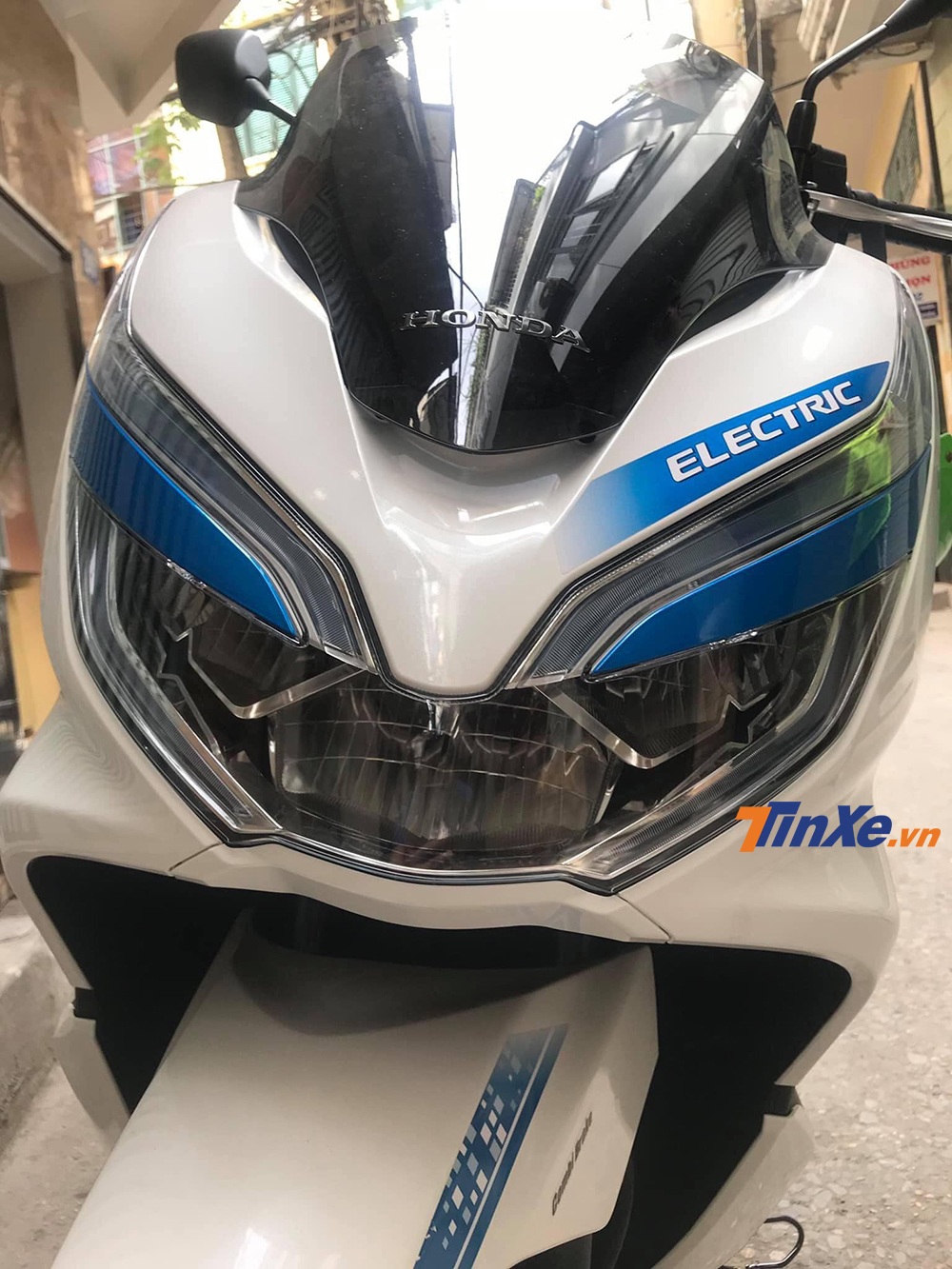 Honda PCX Electric được trang bị hệ thống đèn chiếu sáng full-LED. Honda PCX Electric được trang bị hệ thống đèn chiếu sáng full-LED.