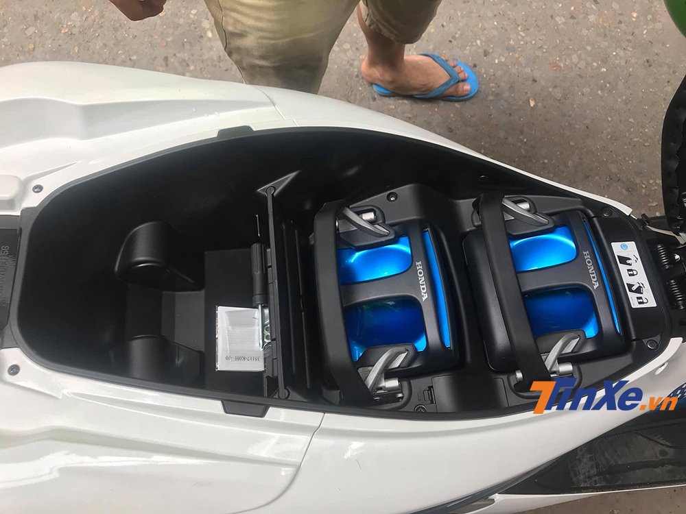 Bên dưới yên xe của Honda PCX Electric là hệ thống pin Lithium cho phép xe di chuyển được 60km sau mỗi lần sạc. Bên dưới yên xe của Honda PCX Electric là hệ thống pin Lithium cho phép xe di chuyển được 60km sau mỗi lần sạc.