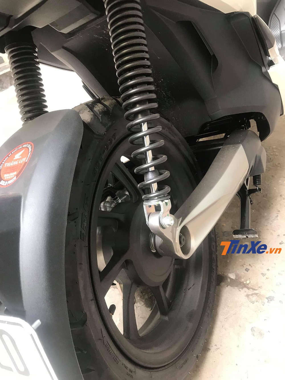 Hệ thống giảm sóc ống lồng dạng kép ở phía sau khá giống với các mẫu xe điện hiện nay. Hệ thống giảm sóc ống lồng dạng kép ở phía sau khá giống với các mẫu xe điện hiện nay.