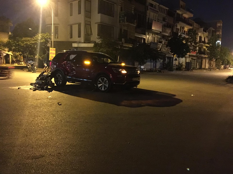 Hiện trường vụ tai nạn của Honda Wave và xe Ford Explorer tại Hà Nội