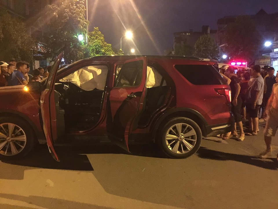 Túi khí của chiếc SUV Ford Explorer bung ra sau tai nạn với xe máy Honda Wave