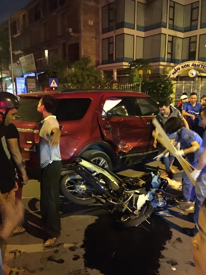 Chiếc Honda Wave tông vào bên hông xe Ford Explorer