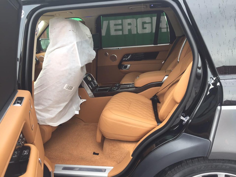 Khoang nội thất dành cho hàng ghế phía sau của Range Rover SVAutobiography 2019 mới về Việt Nam