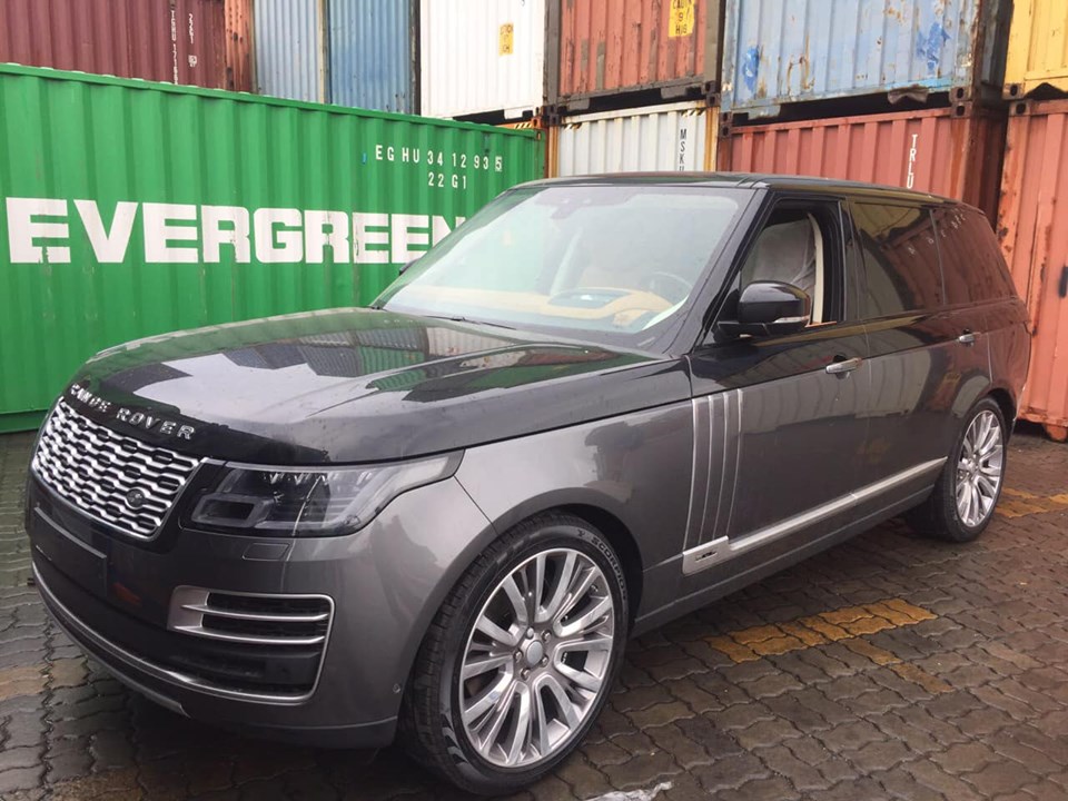 Cận cảnh vẻ đẹp của Range Rover SVAutobiography 2019 mang hai tông màu xám lông chuột và đen bóng