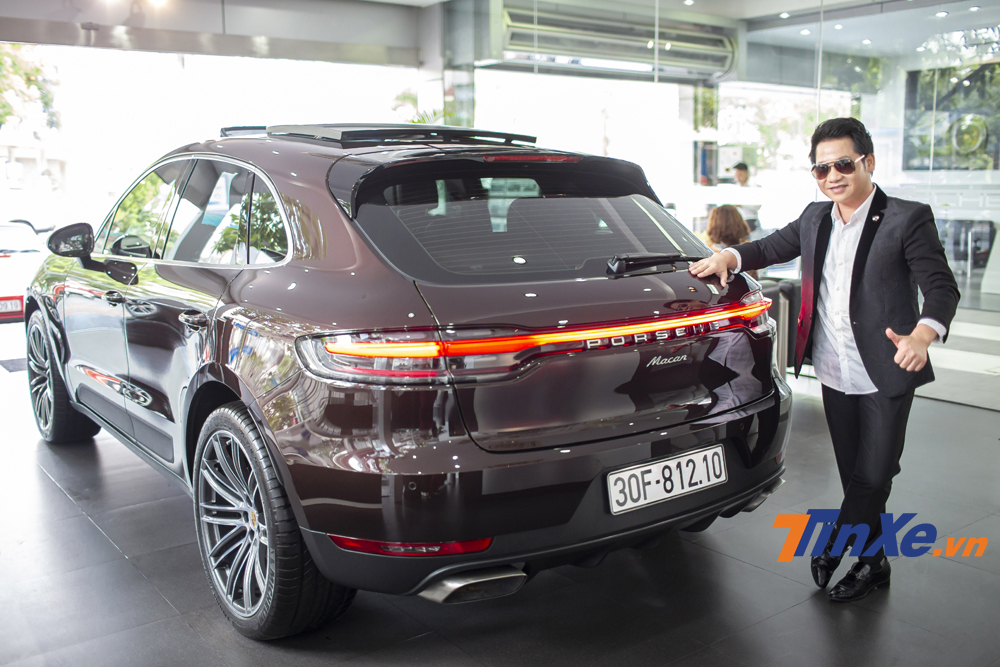 Nam ca sĩ Trọng Tấn tỏ ra hài lòng và rất thích chiếc xe SUV thể thao hạng sang Porsche Macan 2019.
