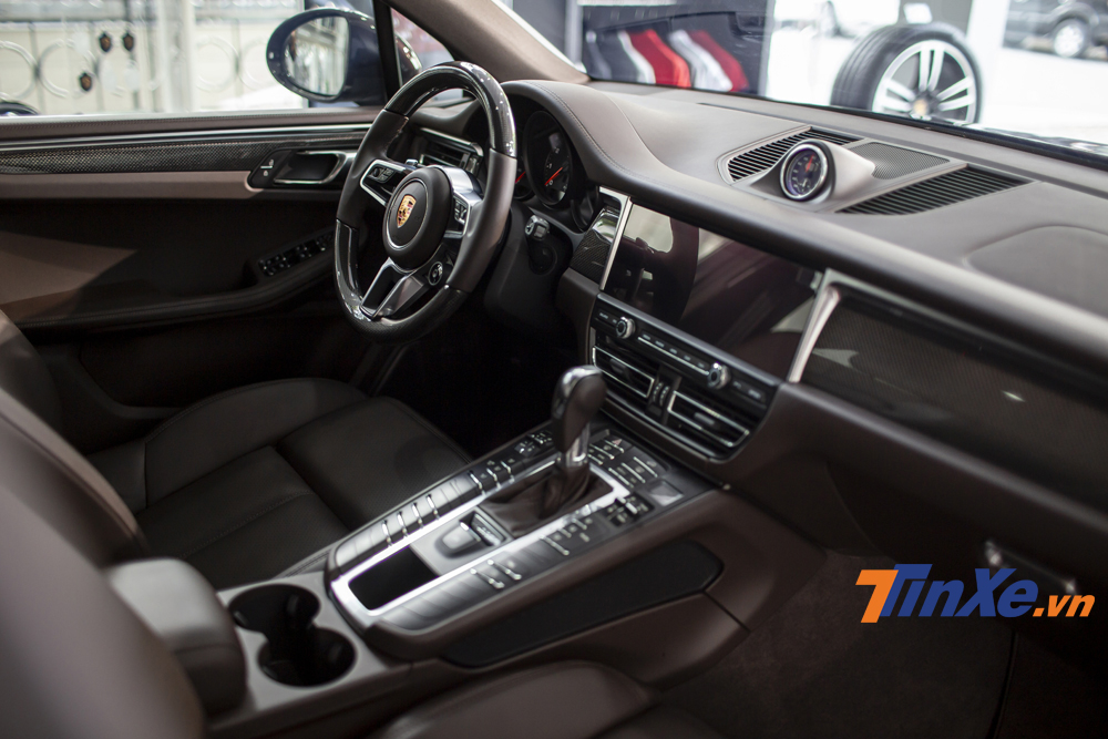 Không gian nội thất sang trọng và mang tính thể thao của Porsche Macan 2019.