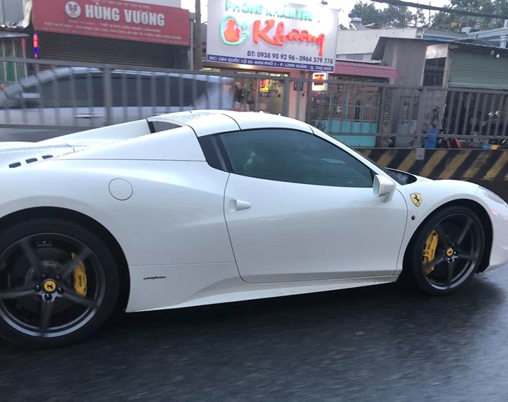 Cô gái lái chiếc Ferrari 458 Spider trên Quốc lộ 1K để sang nhà bà ngoại