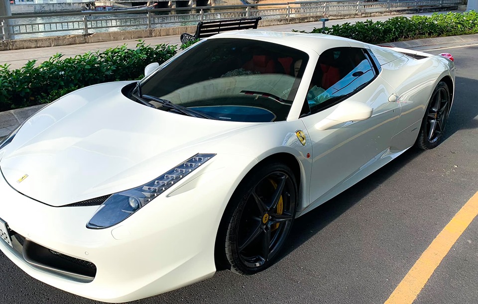 Siêu xe Ferrari 458 Spider này mang màu trắng