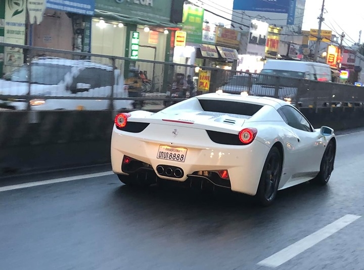 Siêu xe Ferrari 458 Spider mang biển của nước Lào