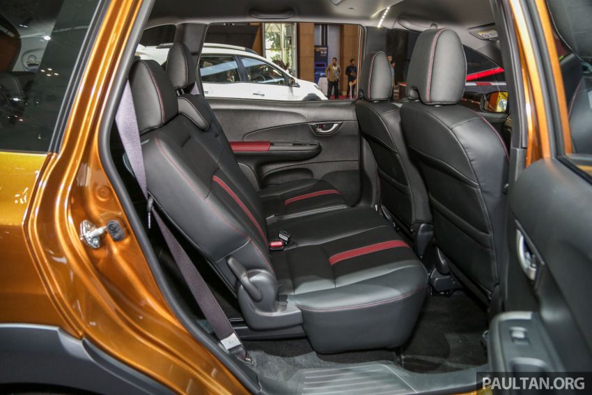 Nội thất bọc da màu đen với những điểm nhấn màu đỏ tương phản