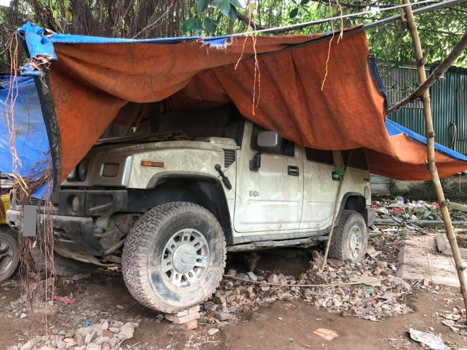 Ngoại thất chiếc Hummer H2 đóng bụi dày đặc ngoại thất