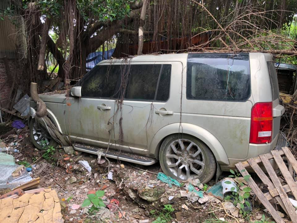 Ngoại thất chiếc Land Rover Discovery đóng bụi và rêu
