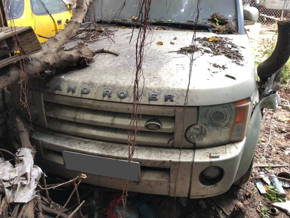 Chiếc Land Rover Discovery màu bạc đời cũ