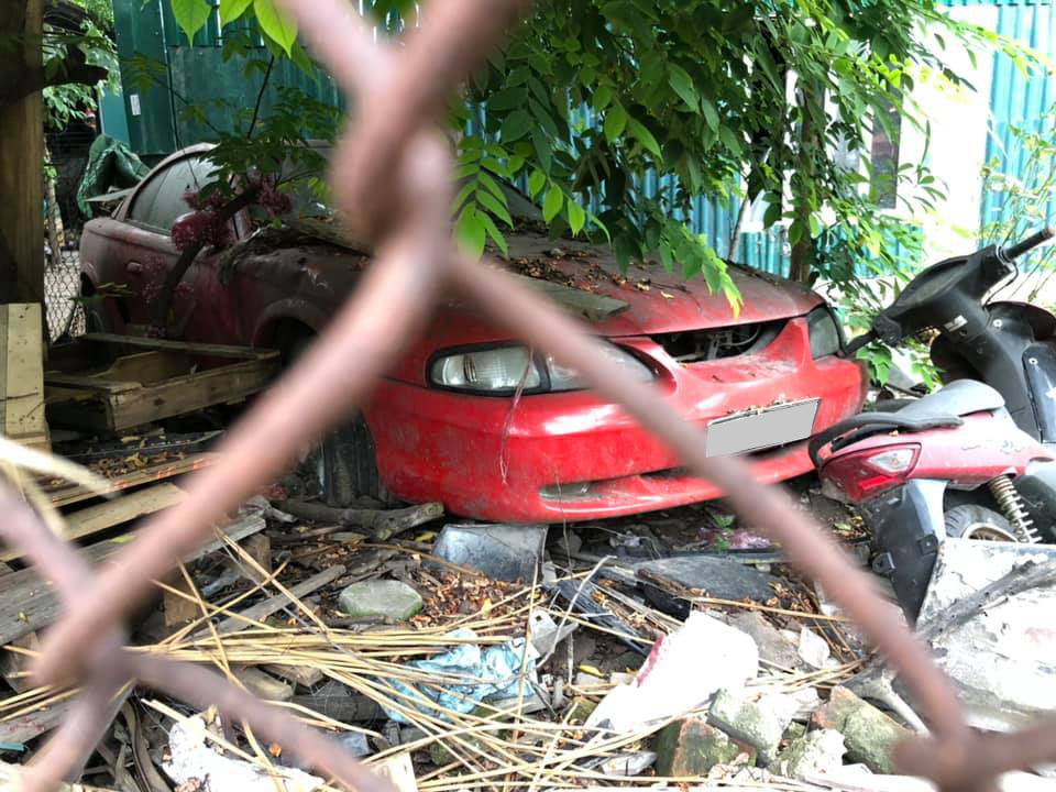 Ford Mustang thế hệ thứ 4 màu đỏ