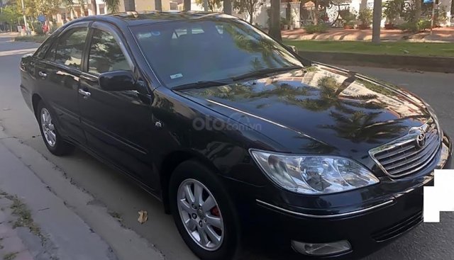 Toyota Camry 3.0V đời 2002 vẫn mang những đường nét bề thế của một chiếc sedan hạng D.