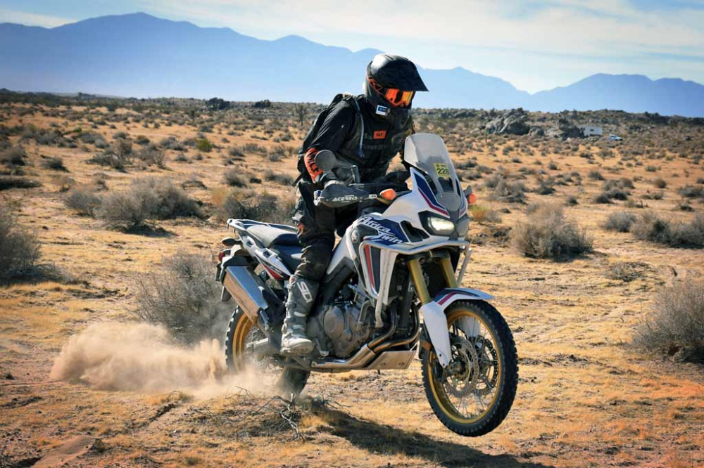 Những bộ giáp tối màu cũng giúp chủ xe trông ngầu hơn trên chiếc xe của mình