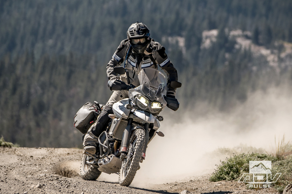 Đồ touring rộng rãi với nhiều lỗ thông gió sẽ là sự lựa chọn tốt nhất cho việc chạy xe mùa hè