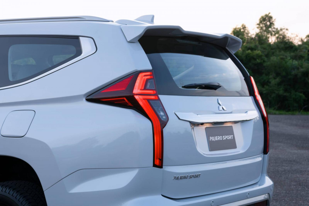 Cận cảnh cụm đèn hậu LED với tạo hình bên trong thay đổi Cận cảnh cụm đèn hậu LED với tạo hình bên trong thay đổi