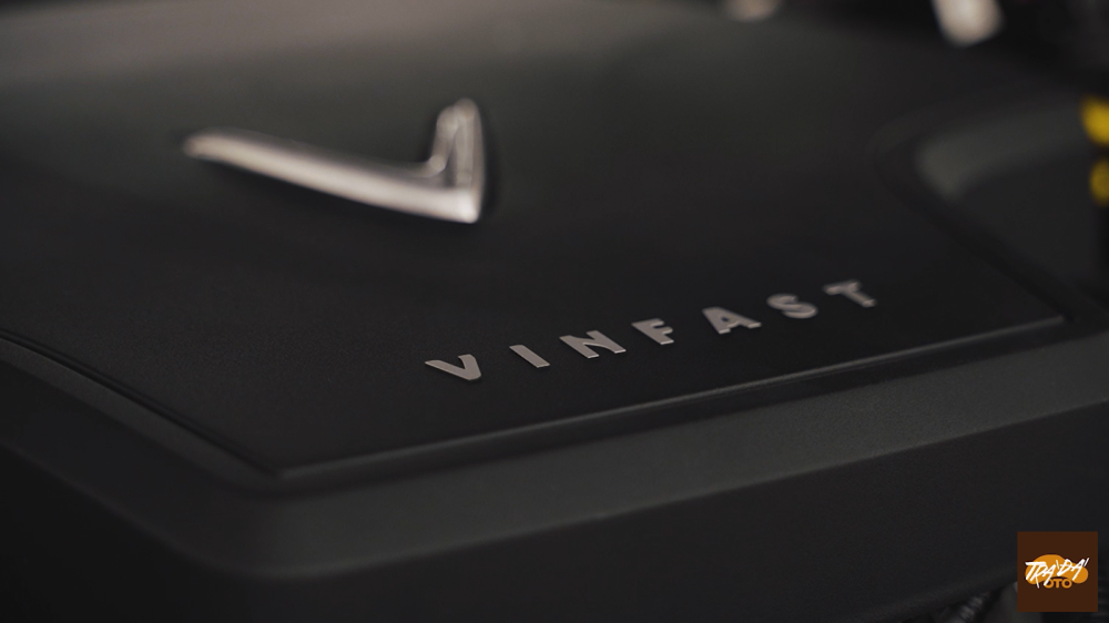 Nắp động cơ nay đã được phủ nhựa sần Nắp động cơ nay đã được phủ nhựa sần