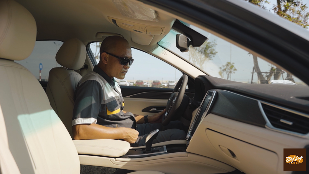 Nội thất hoàn thiện hơn với các chất liệu ốp gỗ, nhôm hoặc da Nội thất hoàn thiện hơn với các chất liệu ốp gỗ, nhôm hoặc da