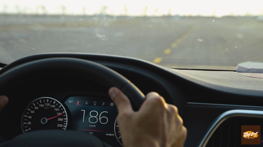 Với 19,35 giây, VinFast Lux A2.0 có khả năng đạt vận tốc 186 km/h trên quãng đường 1.000 m Với 19,35 giây, VinFast Lux A2.0 có khả năng đạt vận tốc 186 km/h trên quãng đường 1.000 m