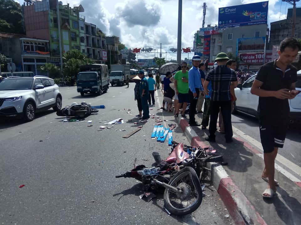 Những chiếc xe máy bị hư hỏng nặng nằm la liệt tại hiện trường Những chiếc xe máy bị hư hỏng nặng nằm la liệt tại hiện trường