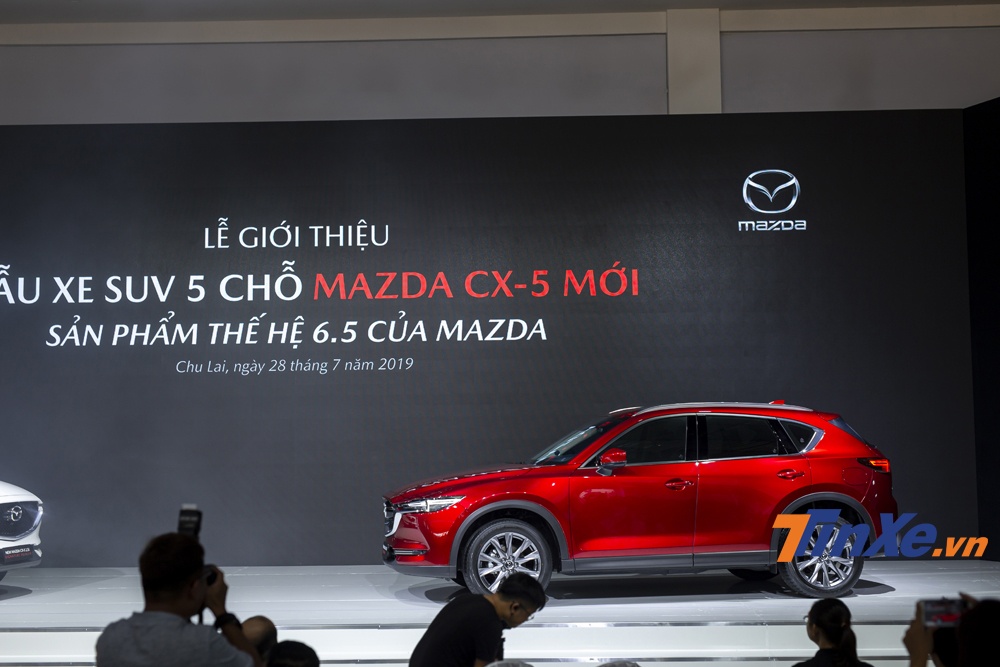 Ở thế hệ 6.5, Mazda CX-5 được nâng cấp nhiều tiện nghi, an toàn và thay đổi nhẹ ở diện mạo bên ngoài. Ở thế hệ 6.5, Mazda CX-5 được nâng cấp nhiều tiện nghi, an toàn và thay đổi nhẹ ở diện mạo bên ngoài.