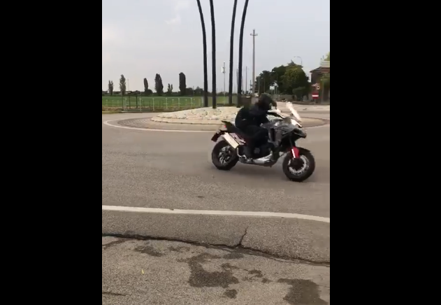 Hình ảnh chiếc xe nghi là Ducati Multistrada V4 chạy thử trên đường